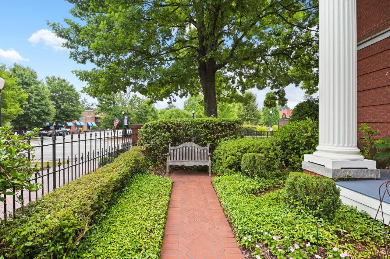 The James Madison Inn Экстерьер фото